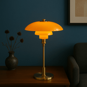 LED-Tischlampe mit mehrstufigem Schirm und schlankem Fuß
