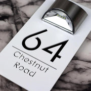 Personalisiertes rechteckiges Hausnummernschild mit erhabener Hausnummer und Namensbeschriftung