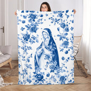 Weiße Fleecedecke mit blauem Blumenmuster und betender Maria