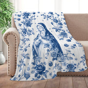 Weiße Fleecedecke mit blauem Blumenmuster und betender Maria