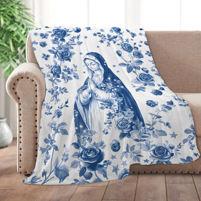 Weiße Fleecedecke mit blauem Blumenmuster und betender Maria