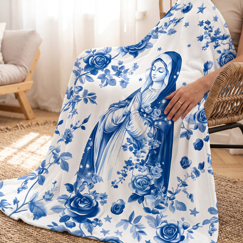 Weiße Fleecedecke mit blauem Blumenmuster und betender Maria