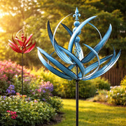 Dekoratives Windspiel in Blumenform mit geschwungenen Elementen und langem Stab im Garten
