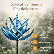 Dekoratives Windspiel in Blumenform mit geschwungenen Elementen und langem Stab im Garten