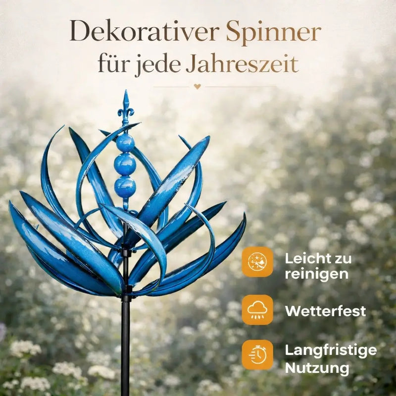 Dekoratives Windspiel in Blumenform mit geschwungenen Elementen und langem Stab im Garten