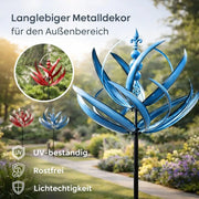 Dekoratives Windspiel in Blumenform mit geschwungenen Elementen und langem Stab im Garten